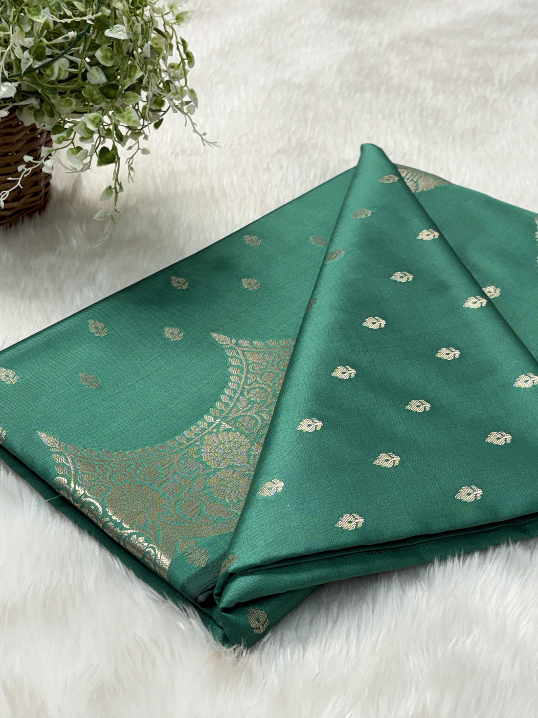 Royal Forest Green Scallops Border Banarasi Katan Buti Saree