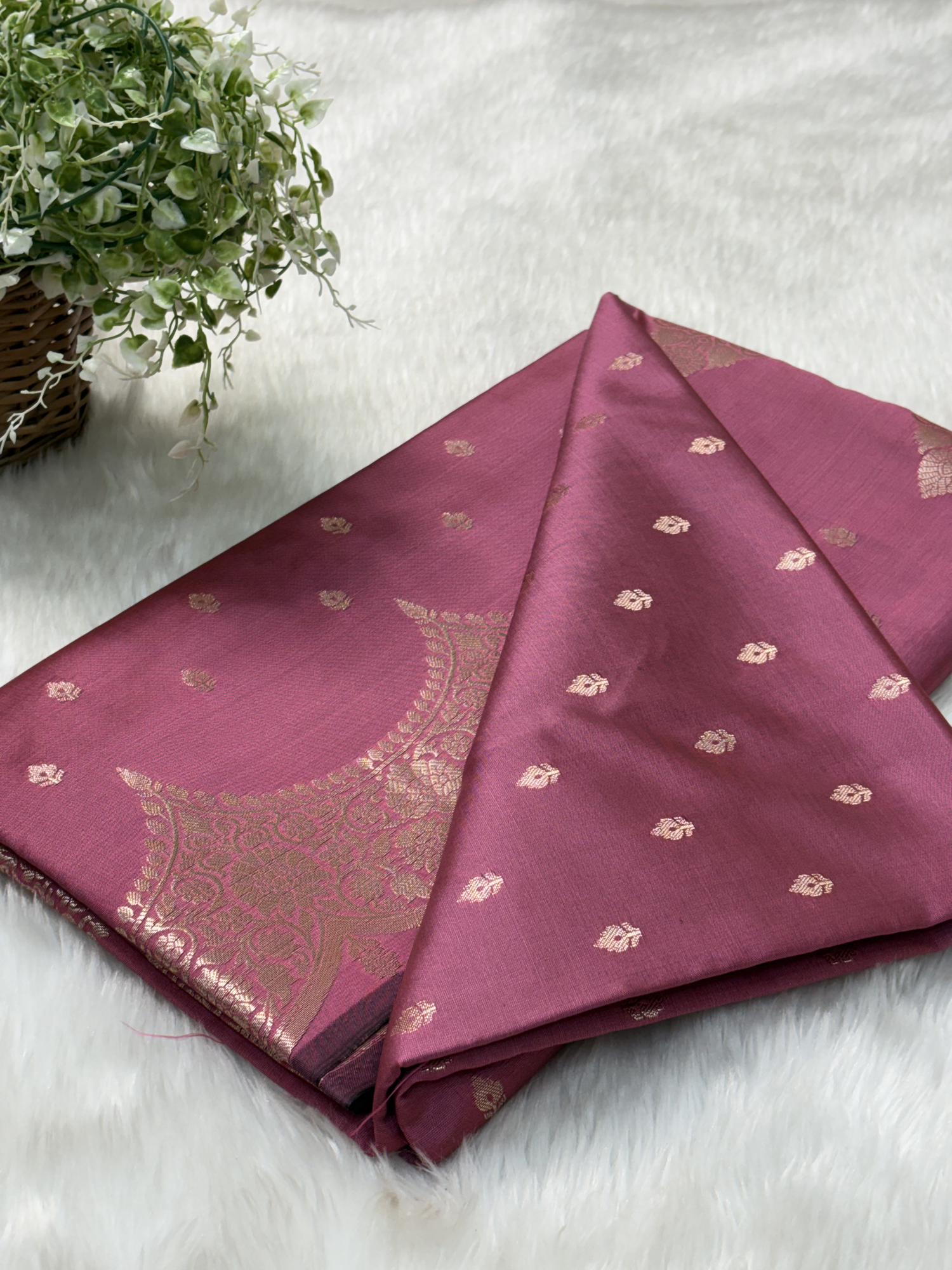 Royal Dusty Pink Scallops Border Banarasi Katan Buti Saree