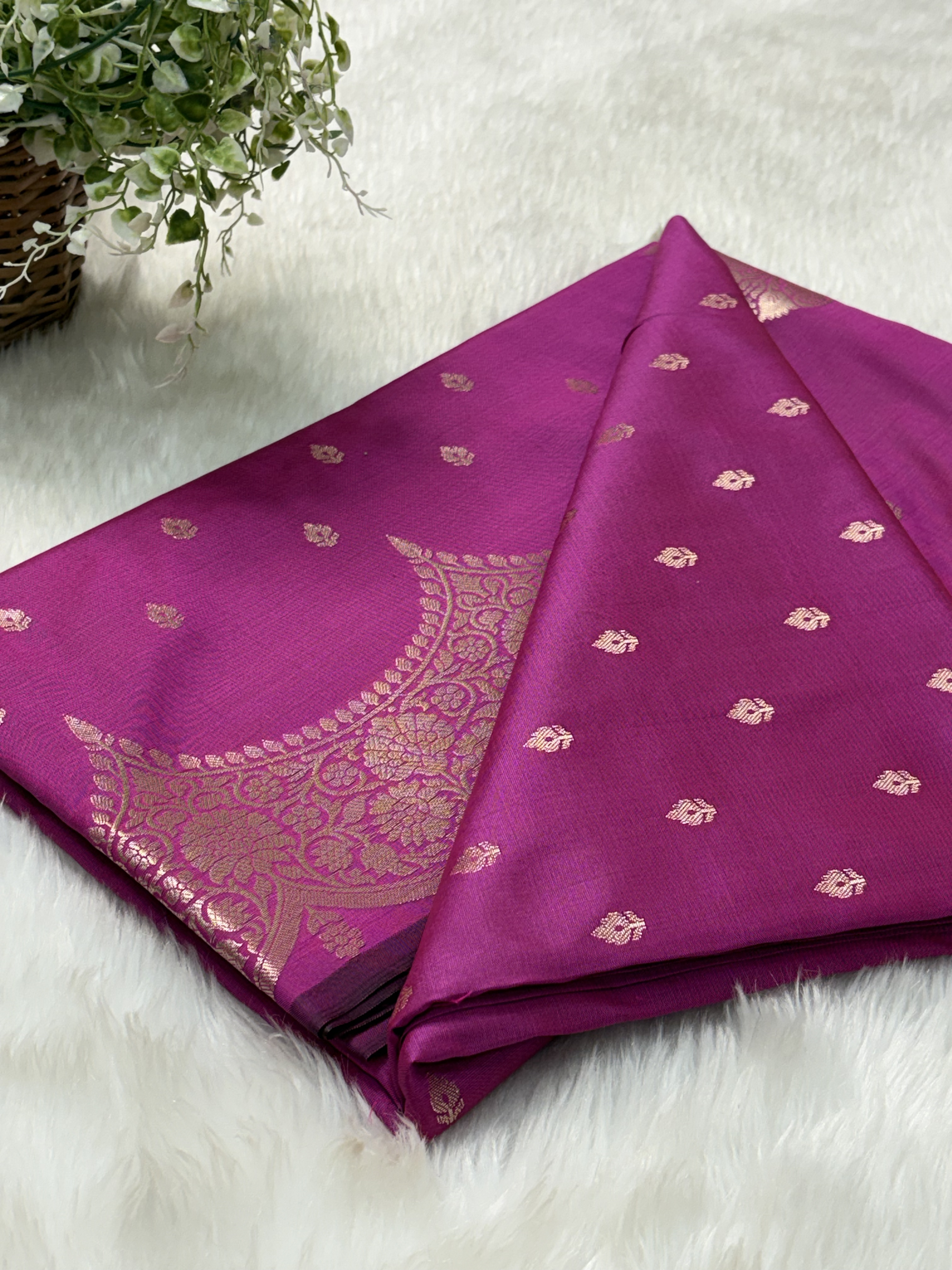 Rose Pink Scallops Border Banarasi Katan Buti Saree