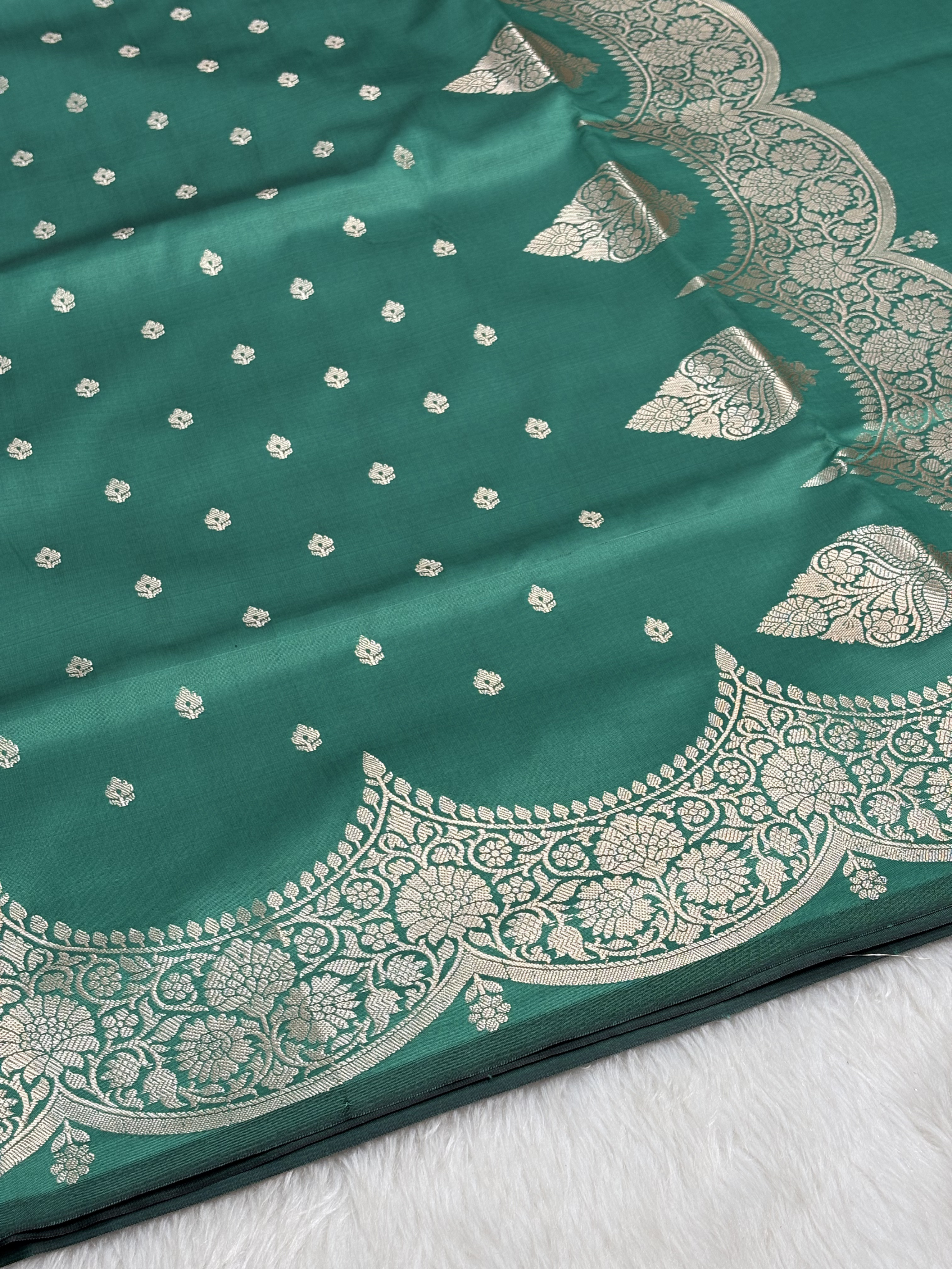 Royal Forest Green Scallops Border Banarasi Katan Buti Saree
