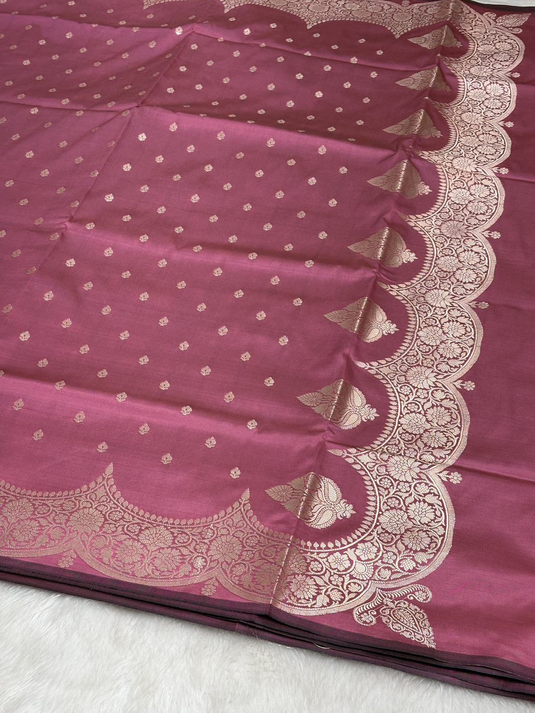 Royal Dusty Pink Scallops Border Banarasi Katan Buti Saree