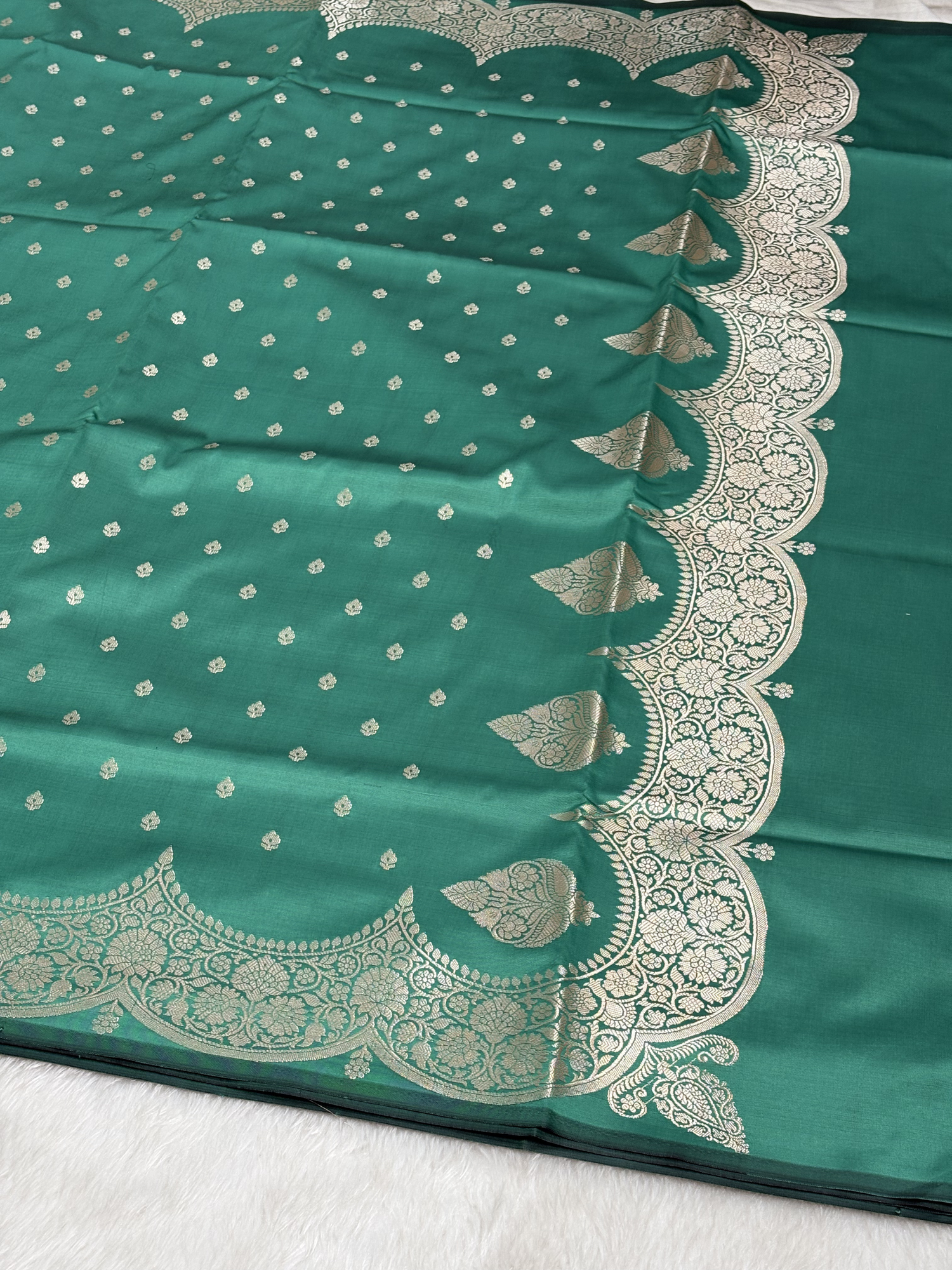 Royal Forest Green Scallops Border Banarasi Katan Buti Saree